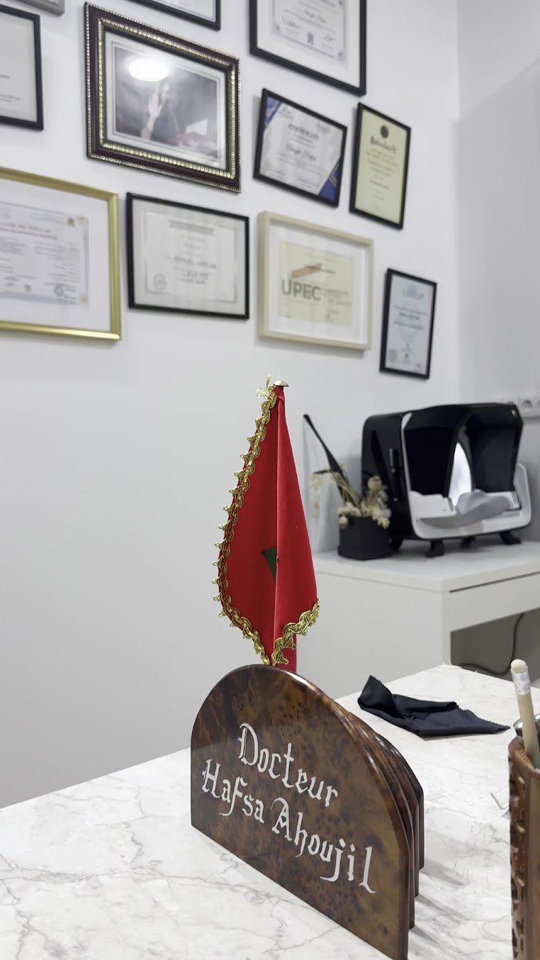 Bureau du Dr Hafsa Ahoujil et mur de diplômes