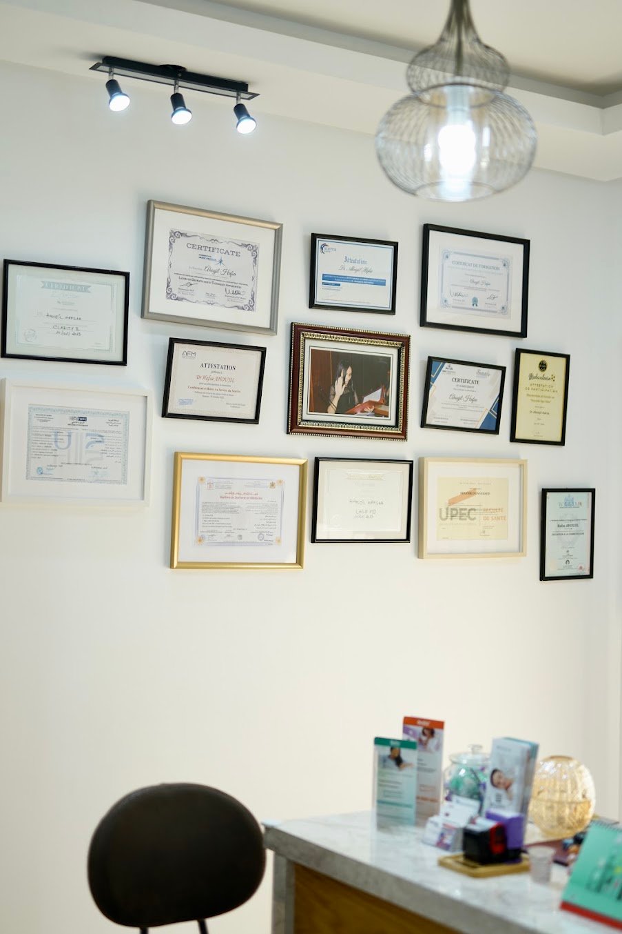 Mur des diplômes du cabinet